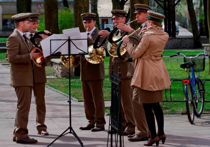 „Róg&#x20;Band&#x20;i&#x20;niebieski&#x20;rower&#x22;&#x2c;&#x20;autor&#x20;Wiesław&#x20;Plata&#x20;-&#x20;I&#x20;miejsce&#x20;II&#x20;edycji&#x20;konkursu&#x20;fotograficznego&#x20;„Róg&#x20;Zbramira&#x20;w&#x20;obiektywie&#x22;&#x2c;&#x20;2016